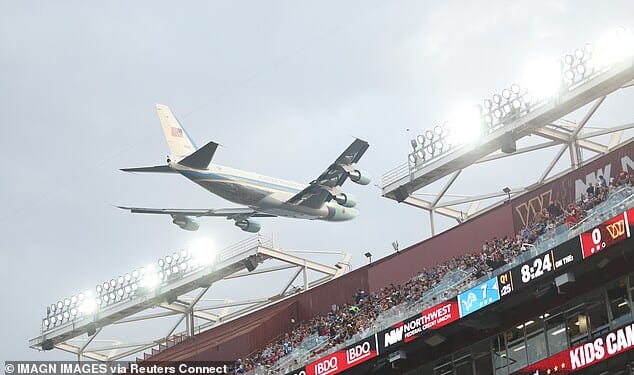 Air Force One flew low over Northwest Stadium in the first quarter of Commanders vs Lions
