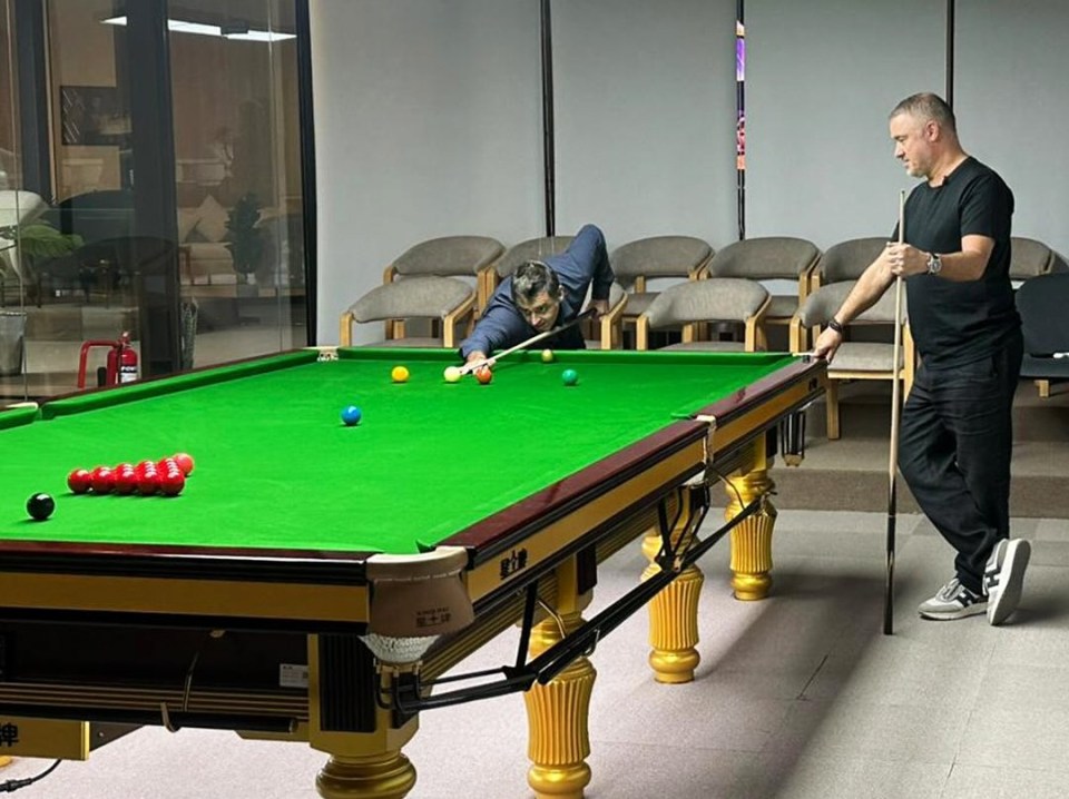 Ronnie O'Sullivan and Stephen Hendry playing snooker.