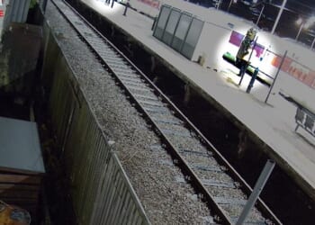 This is the moment a brave railway worker approaches the suspect in the Huntingdon railway attack ¿ before turning and warning passengers to keep fleeing
