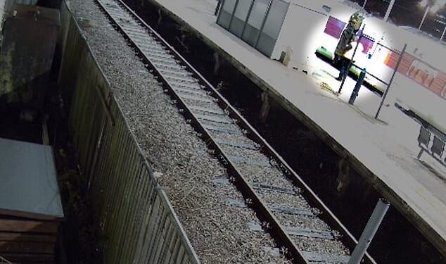 This is the moment a brave railway worker approaches the suspect in the Huntingdon railway attack ¿ before turning and warning passengers to keep fleeing