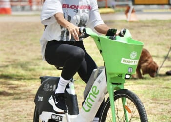 Jessica Alba (pictured) enjoyed some relaxing downtime on the Gold Coast on Saturday