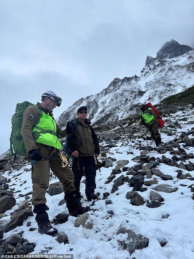 A rescue team at the end of the searching and recovery operation on November 19, 2025, for the tourists who died in Torres del Paine, Magallanes region, Chile