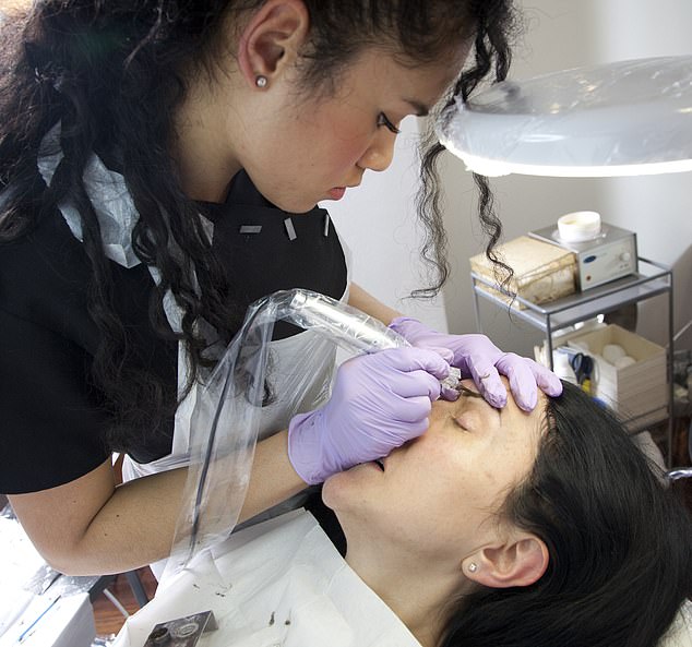 It was like torture but Liz loves her ¿Brooke Shields¿ look