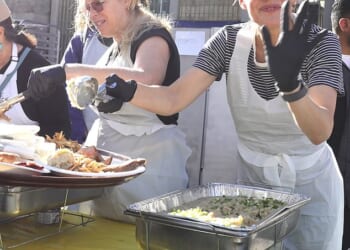 Jennifer Garner was solo when she served food to the homeless this Thanksgiving - after her warm reunion with Ben Affleck for the same charity event last year