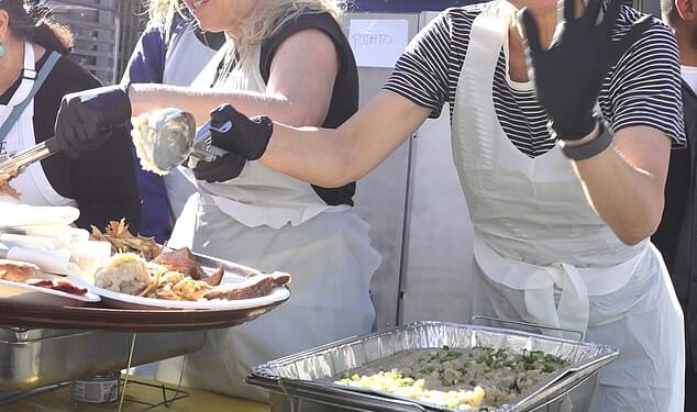 Jennifer Garner was solo when she served food to the homeless this Thanksgiving - after her warm reunion with Ben Affleck for the same charity event last year