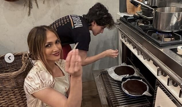 Jennifer Lopez celebrated Thanksgiving with her child Emme Maribel Muñiz, during which they made sure their chocolate cakes were fully baked
