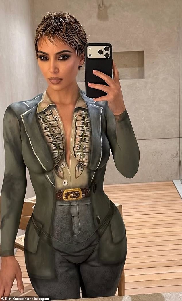 Kim's body paint looked incredible as she snapped a selfie