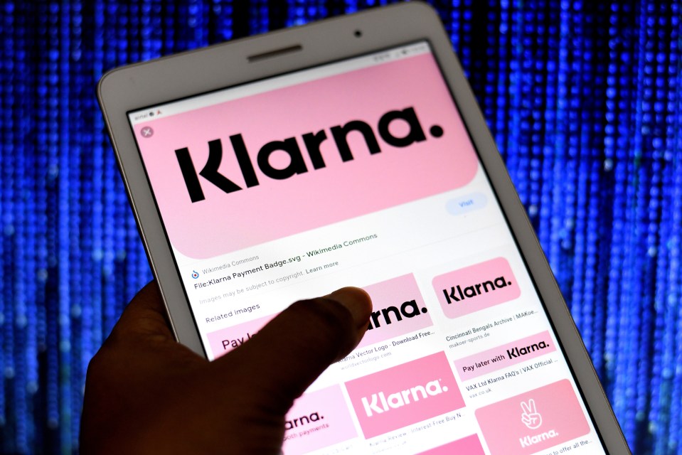a tablet with the word klarna on the screen
