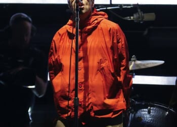 Oasis paid an emotional tribute to The Stone Roses star Gary 'Mani' Mounfield on Saturday after halting their show in Brazil