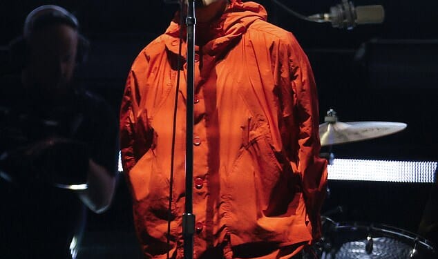 Oasis paid an emotional tribute to The Stone Roses star Gary 'Mani' Mounfield on Saturday after halting their show in Brazil