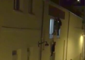 Sébastien Besatti, also clinging to the facade of the building from a window ledge, decided to risk his own life to help her