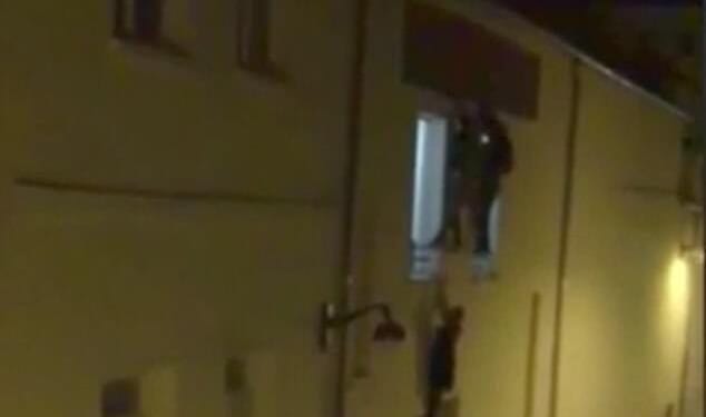 Sébastien Besatti, also clinging to the facade of the building from a window ledge, decided to risk his own life to help her