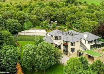 Former footballer Paul Scholes and his wife Claire sold off the incredible £3m mansion near Oldham, Greater Manchester