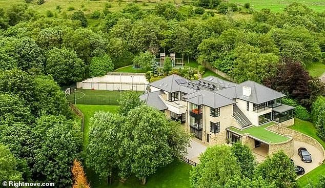 Former footballer Paul Scholes and his wife Claire sold off the incredible £3m mansion near Oldham, Greater Manchester