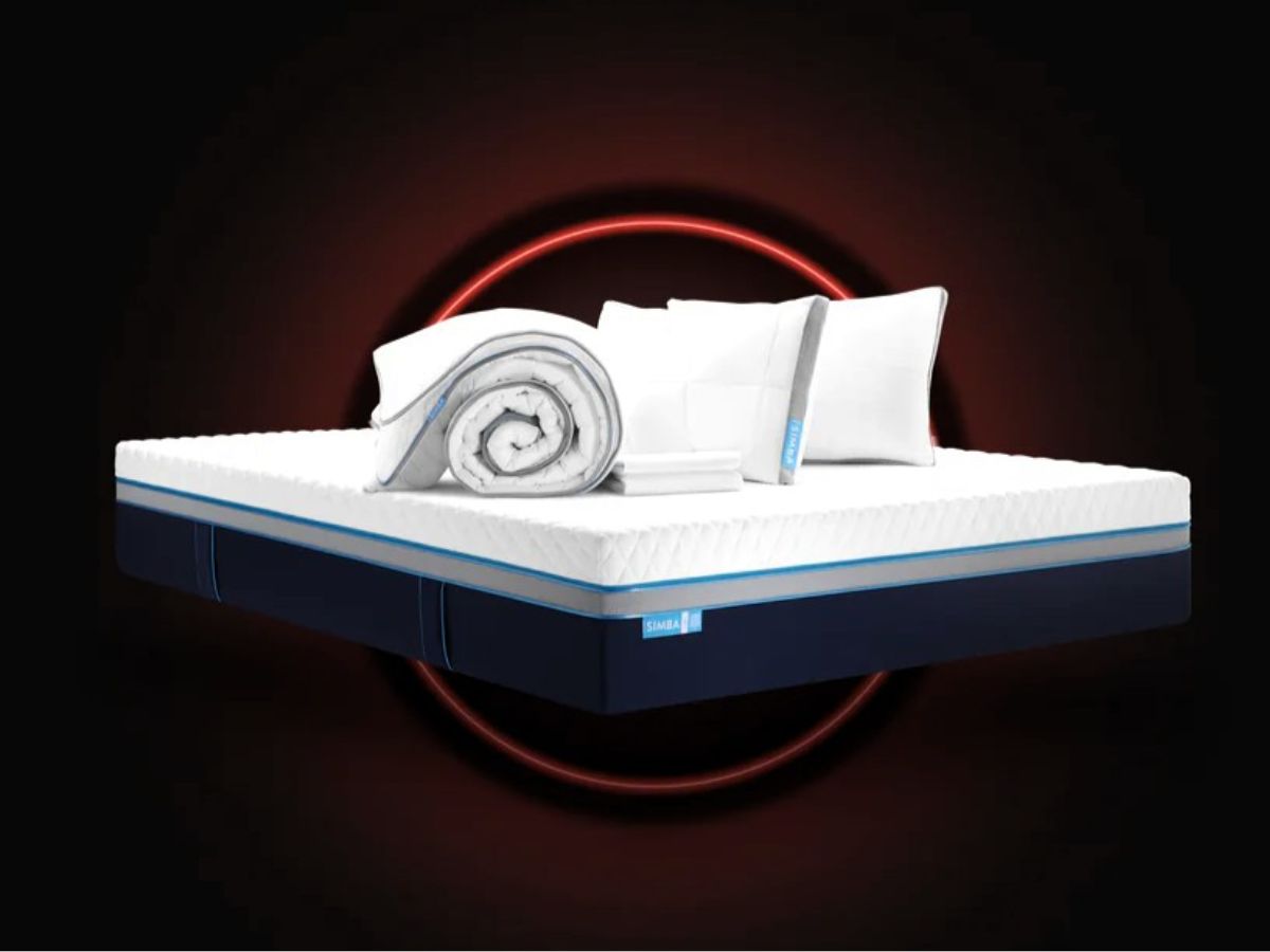 Illustration of a Simba mattress with two pillows and a rolled duvet.