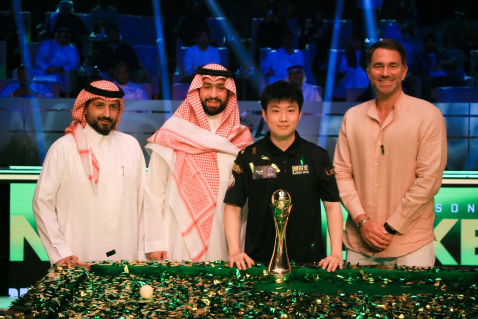 Zhao Xintong poses with the trophy after winning the Riyadh Season Snooker 167 Championship.
