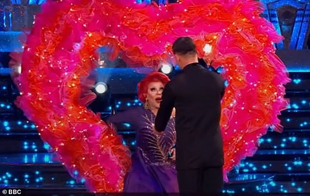 At the end of the show, the pair took to the dancefloor to say goodbye to viewers, with the professional dancer having to scoop La Voix off her feet due to her injury