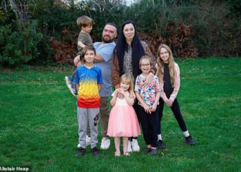Lisa White with her partner Dave and their 5 children: Teddie(3), Bonnie(4), Arlo (6), Marley (9) and Leila (10)