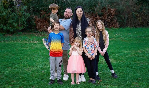 Lisa White with her partner Dave and their 5 children: Teddie(3), Bonnie(4), Arlo (6), Marley (9) and Leila (10)