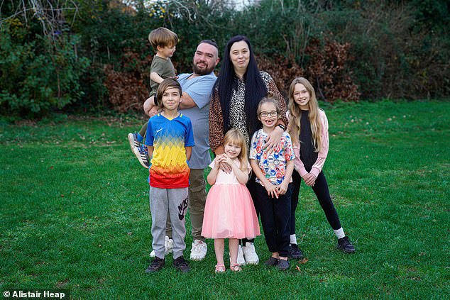 Lisa White with her partner Dave and their 5 children: Teddie(3), Bonnie(4), Arlo (6), Marley (9) and Leila (10)