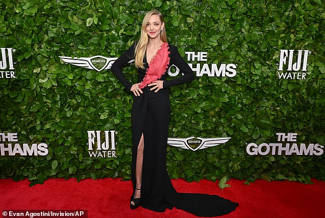 For a fun pop of color, the frock had a large, ruffled red detail across the bodice that matched Seyfried's lipstick