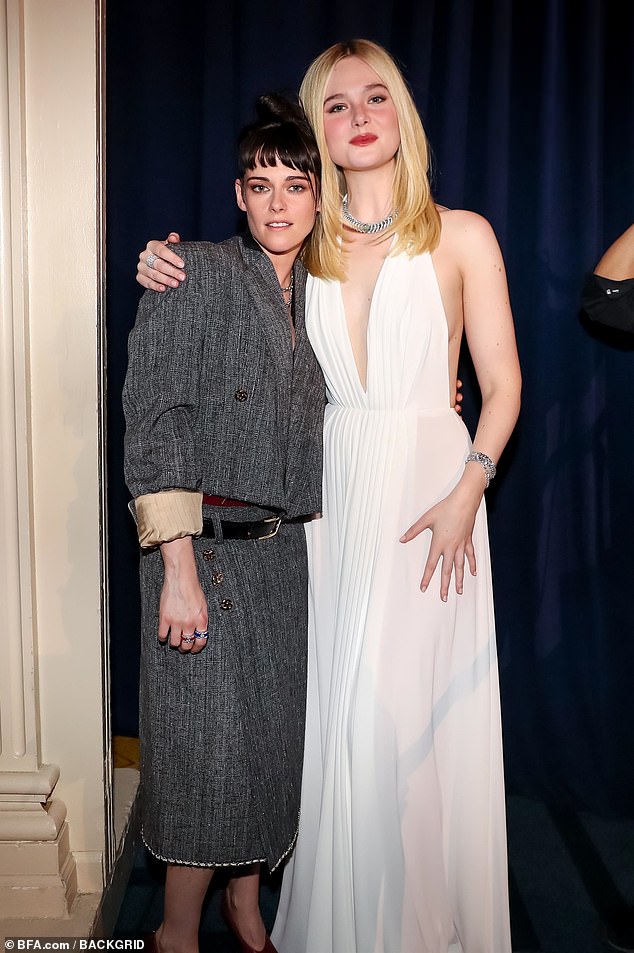 Kirsten and Elle Fanning posed for a photo together after presenting an award on stage