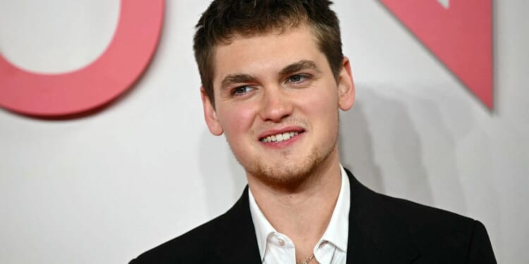 Nepo-baby attends red carpet premiere alongside British A-lister mum