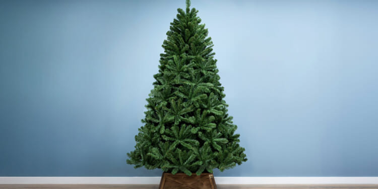 Festive shoppers go wild for 'bushy' and 'beautiful' artificial Christmas tree with 10-year guarantee and 60% price cut