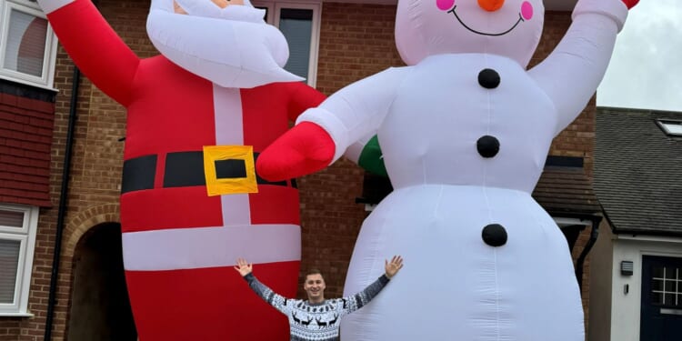 My ‘grinch’ neighbour sent a pass-agg note about my ‘tacky’ Xmas decs saying they’re ‘offensive’ for our ‘quiet street’