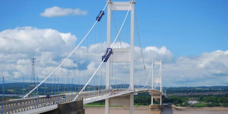 Major UK motorway bridge used by 80k Brits every day SHUTS in both directions due to strong winds