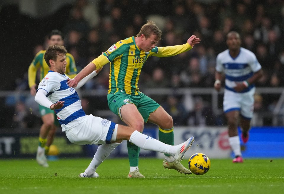 Footballers from Queen's Park Rangers and West Bromwich Albion battling for the ball.