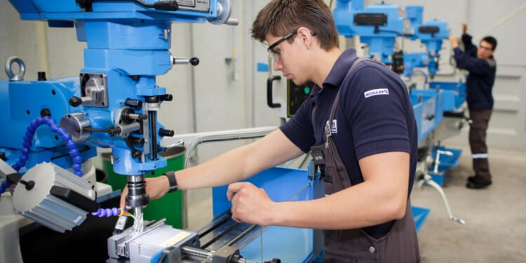 Sir Keir Starmer’s £725m apprentice blitz hits wall as UK vacancies plunge across every sector