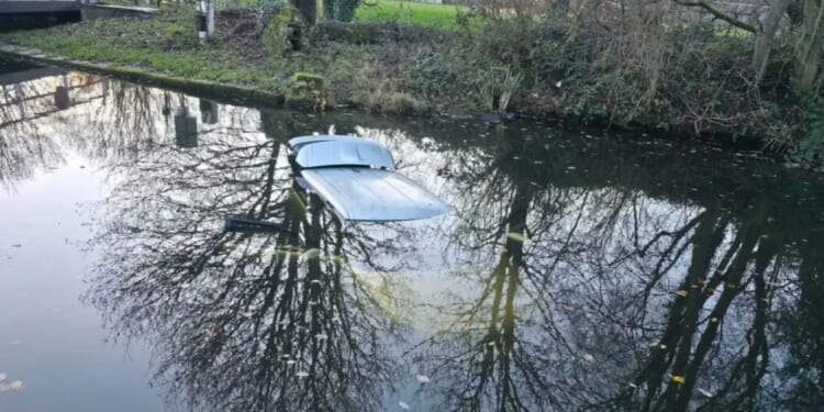OAP dies after Range Rover plunges into canal despite brave police officers desperately trying to save him