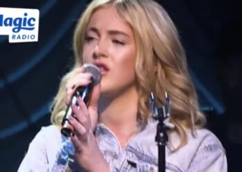Nepo daughter of Brit pop star wows fans with her incredible voice on the stage