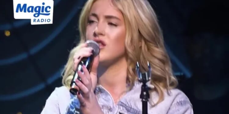 Nepo daughter of Brit pop star wows fans with her incredible voice on the stage