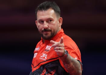 'I've lost my hero' - Jonny Clayton candidly admits he didn't want to play darts after tragic death of his dad