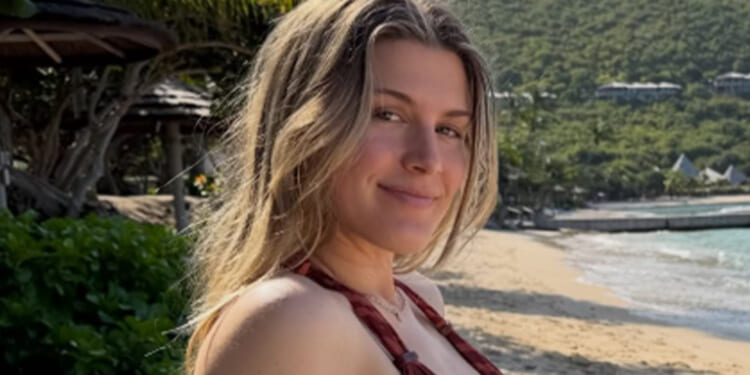 Former Wimbledon finalist stuns in bikini on beach as she enjoys retirement at 31