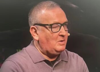 Sky Sports pundit Glen Durrant receives text live on TV from World Darts Championship star apologising after exit