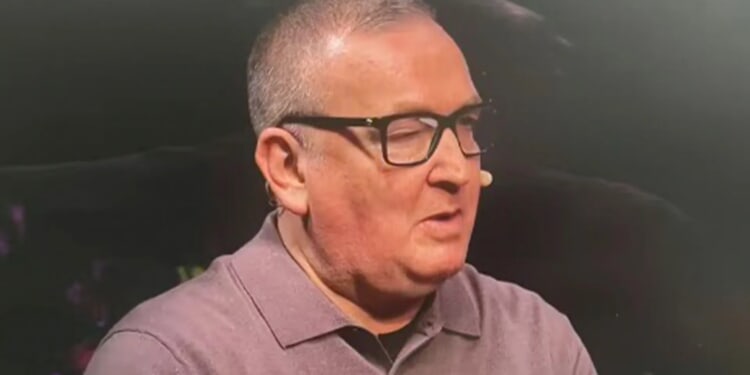 Sky Sports pundit Glen Durrant receives text live on TV from World Darts Championship star apologising after exit