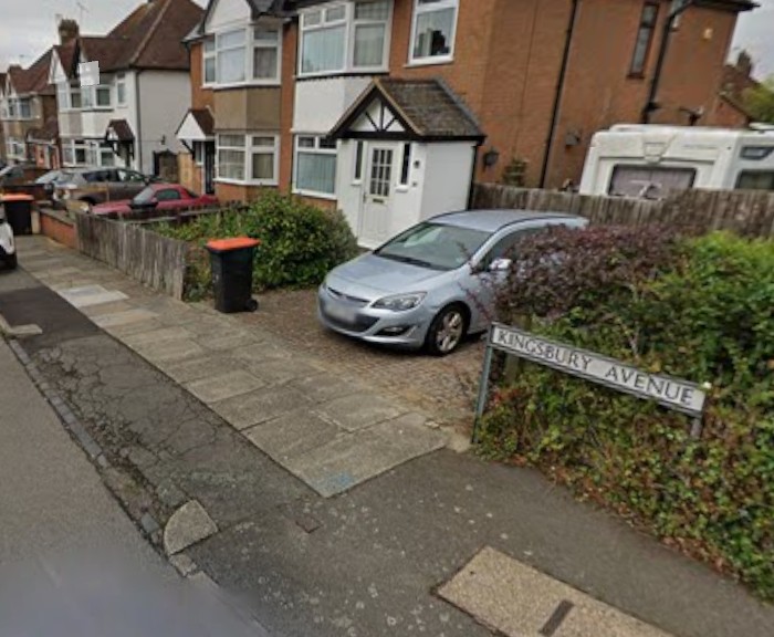 Kingsbury Avenue street sign.