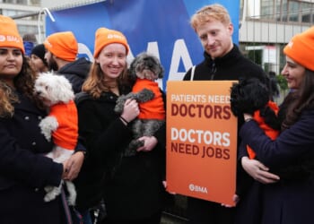 Keir Starmer slammed for not having the 'baubles' to ban 'dangerous' doctor strike
