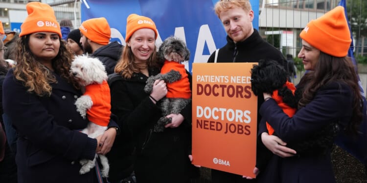 Keir Starmer slammed for not having the 'baubles' to ban 'dangerous' doctor strike