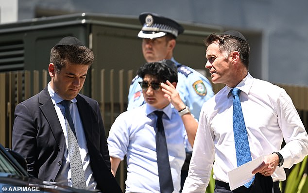 NSW Premier Chris Minns arrives  at the funeral service for Tibor Weitzen at Chabad of Bondi in Sydney, Thursday, December 18, 2025. Australia is in mourning after gunmen opened fire on Bondi Beach, killing 15 people in an attack designed to target the Jewish community. (AAP Image/Dean Lewins) NO ARCHIVING