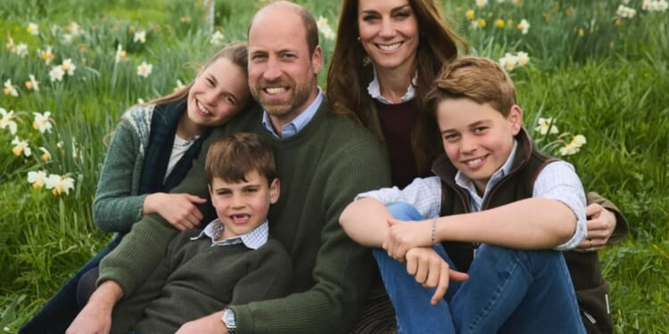Princess Kate & Prince Wills share their Christmas card featuring sweet family photo with George, Charlotte & Louis