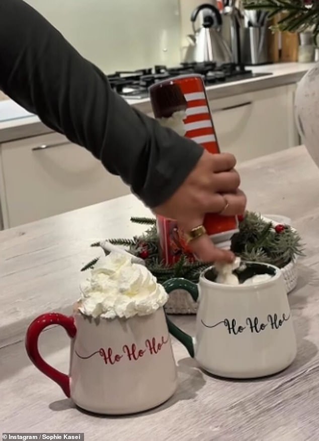 Sophie Kasei ventured into the kitchen with her festive decoration - putting together a festive little plate for the centrepiece