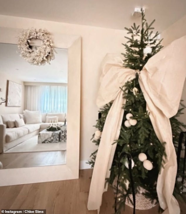 Chloe Sims drowned her Christmas tree in an opulent white bow, fitted with matching baubles to boot
