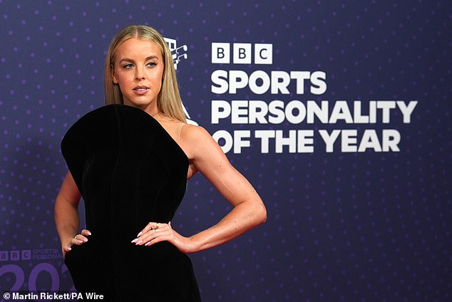 The stunner accentuated her dainty features with glam make-up