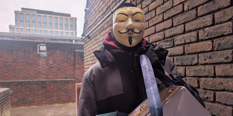 I hunted ‘parcel pirate’ crime gangs robbing YOUR Xmas presents in brutal road raids