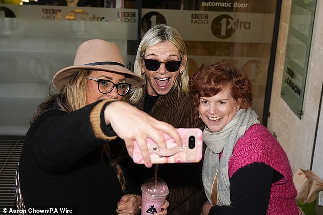 Zoe rocked up to the studio carrying an array of full Waitrose bags as she took selfies with fans