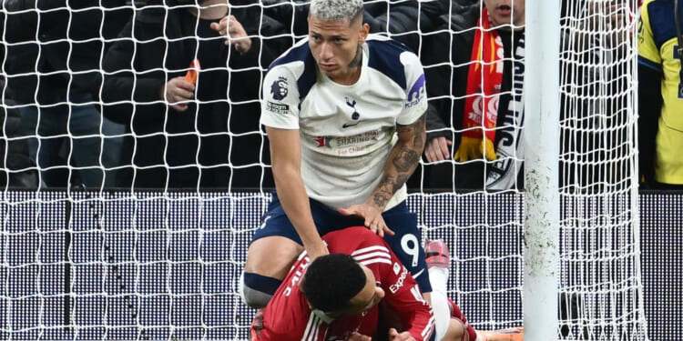 'What you doing?' - Daniel Sturridge fumes at Richarlison's bizarre 'chokehold' on Ekitike after Spurs' goal v Liverpool